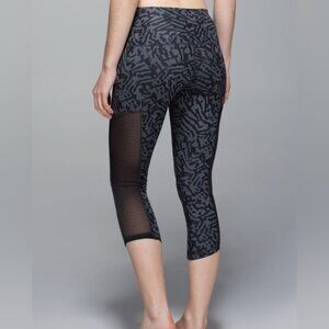 Lululemon Hot To Street CropBiggie Brushed Animal Coal size 6 EUC